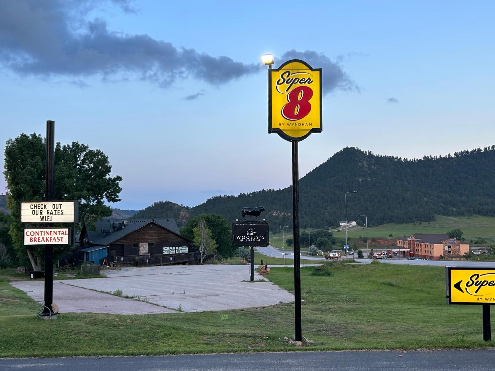 Super 8 By Wyndham Hot Springs Motel Dış mekan fotoğraf