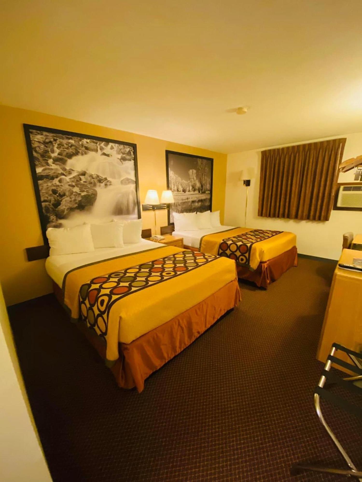 Super 8 By Wyndham Hot Springs Motel Dış mekan fotoğraf