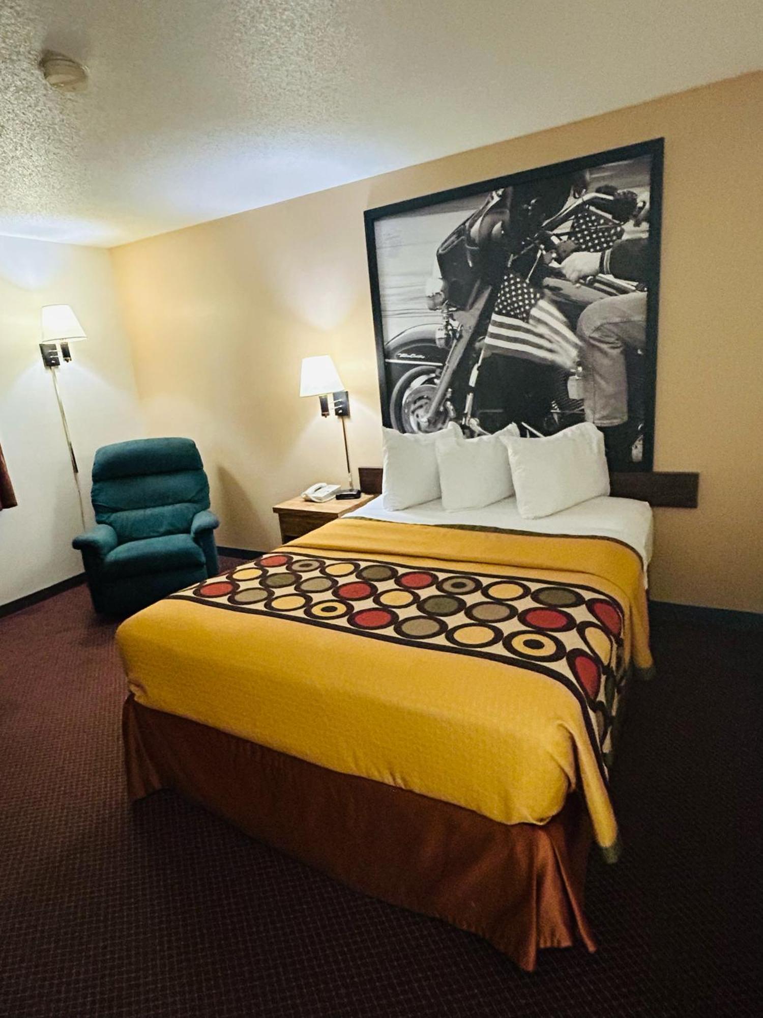 Super 8 By Wyndham Hot Springs Motel Dış mekan fotoğraf