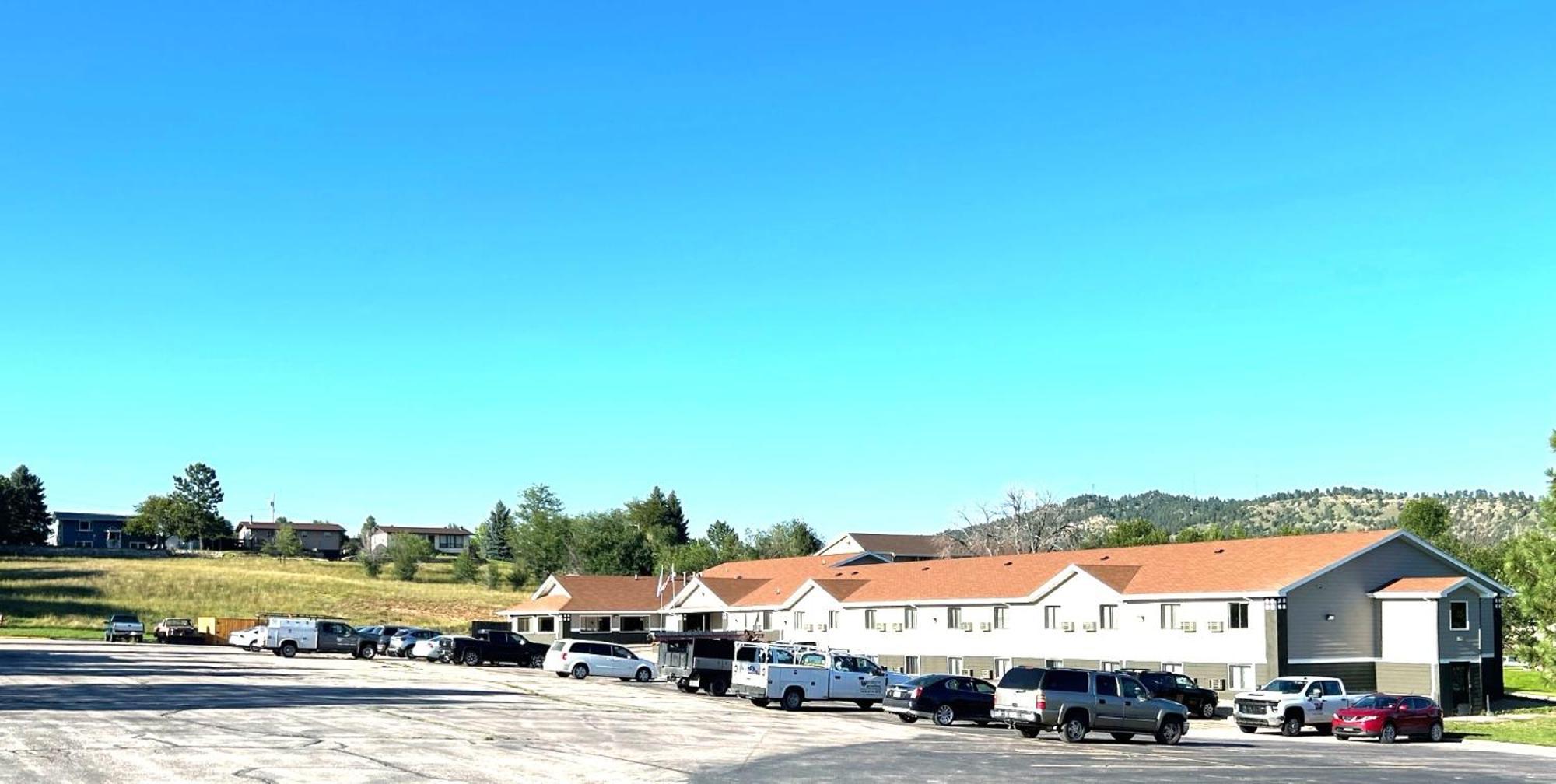 Super 8 By Wyndham Hot Springs Motel Dış mekan fotoğraf